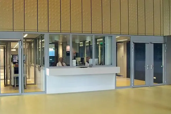 Umfassende Sicherheit mit zertifiziertem Profilsystem - ergänzt um Fenster und Trennwände Bild: Umfassende Sicherheit mit zertifiziertem Profilsystem - ergänzt um Fenster und Trennwände