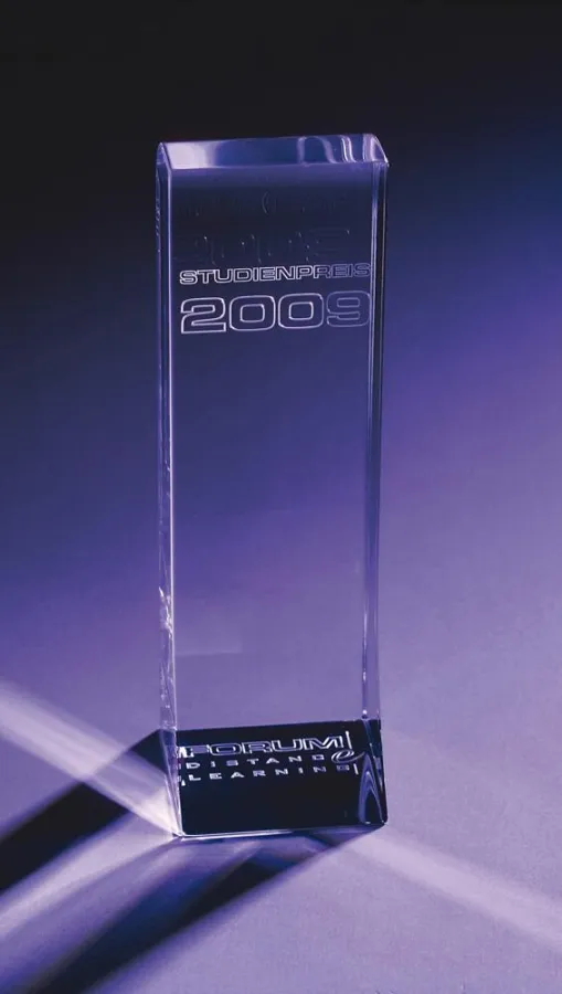 Die Trophäe des Studienpreises DistancE-Learning 2009