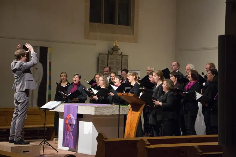 Jakub Neske dirigiert Auftragswerk „Ubi caritas“ Bild: Jakub Neske dirigiert Auftragswerk „Ubi caritas“