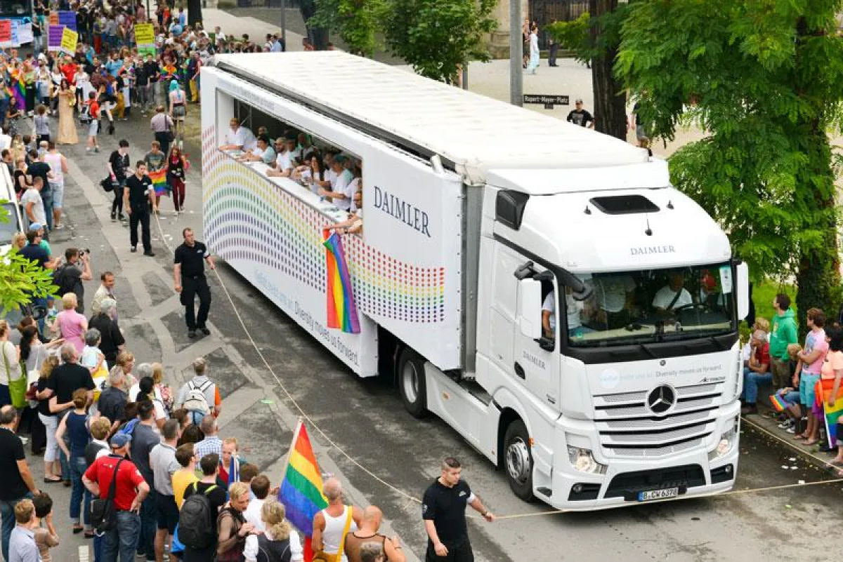 Paradewagen von Daimler beim CSD in Stuttgart (Foto: Sören Krasel, Daimler AG, frei zur Veröffentlic