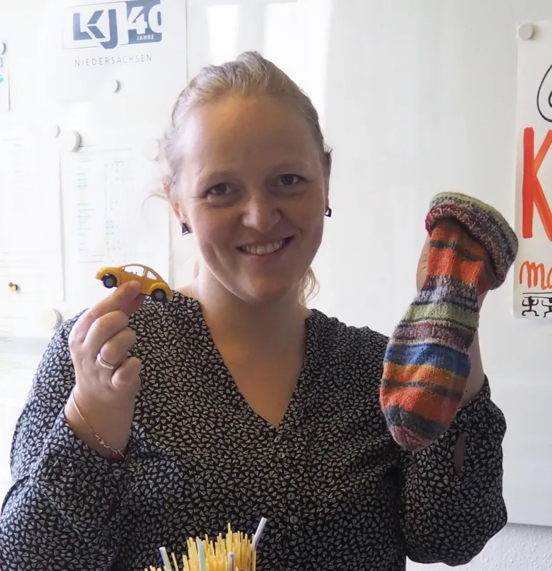 Bildungsreferentin Annika Winkler zeigt, wie Alltagsgegenstände kreativ eingesetzt werden. Foto: LKJ