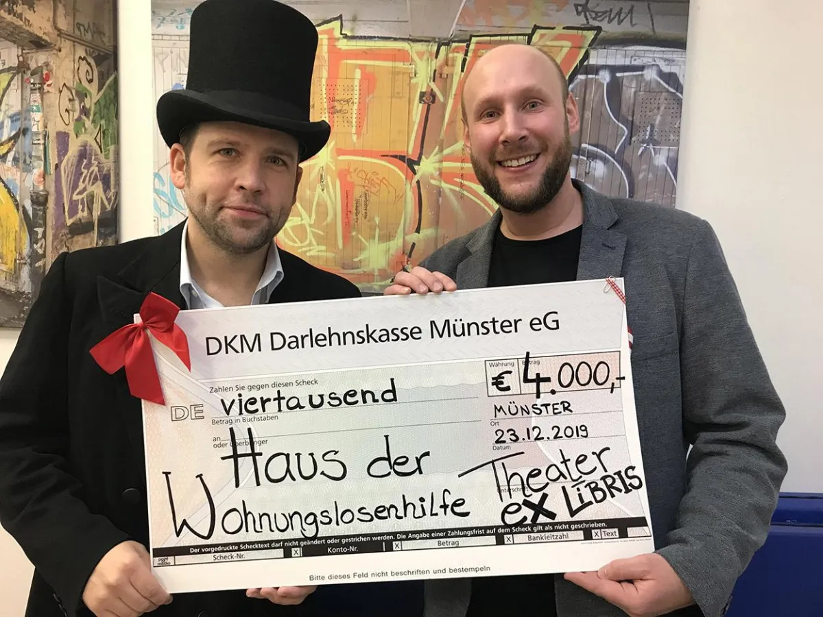 Christoph Tiemann (li.) und Thomas Mühlbauer (HdW) freuen sich über die Spende des Publikums