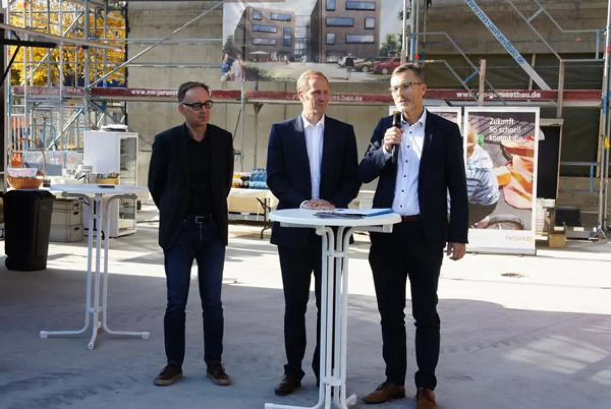 Begrüßung: Dr. Markus Nachbaur (Stiftung Liebenau, r.), Stefan Nachbaur (l.), OB Dr. Daniel Rapp