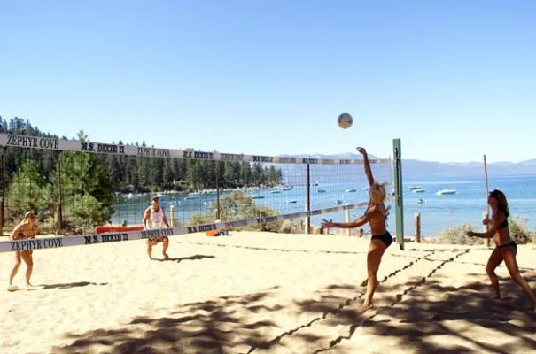 Saphirblaues Wasser und privater Sandstrand - Der Sommer im Zephyr Cove Resort am Lake Tahoe Bild: Saphirblaues Wasser und privater Sandstrand - Der Sommer im Zephyr Cove Resort am Lake Tahoe