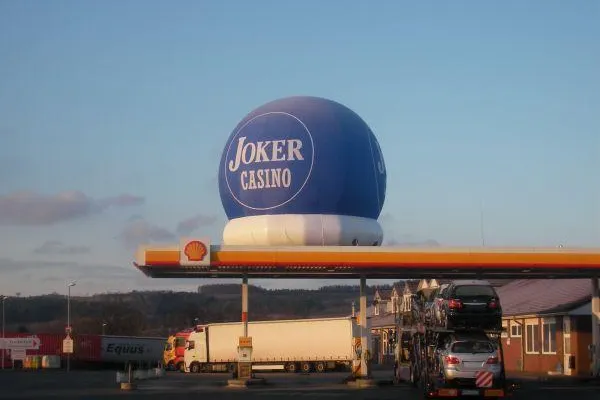 Bild: Riesen Leuchtballons strahlen für JOKER Casinos