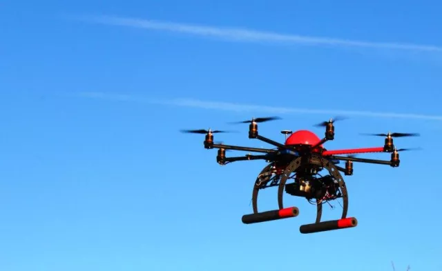 Bild: Ferngesteuerte Flugroboter erobern den unteren Luftraum: moderne Multicopter liefern brillante Luftaufnahmen