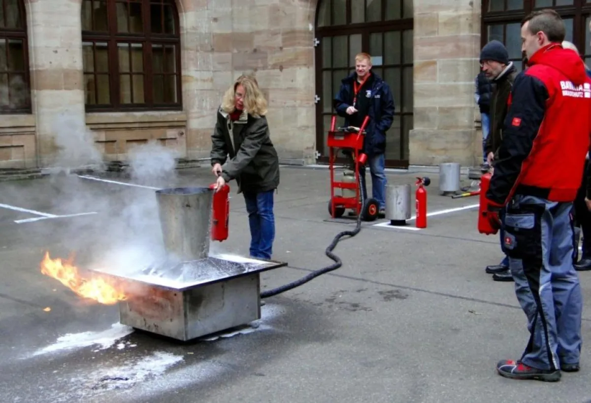 Löschmittel für verschiedene Brandklassen im Praxistest