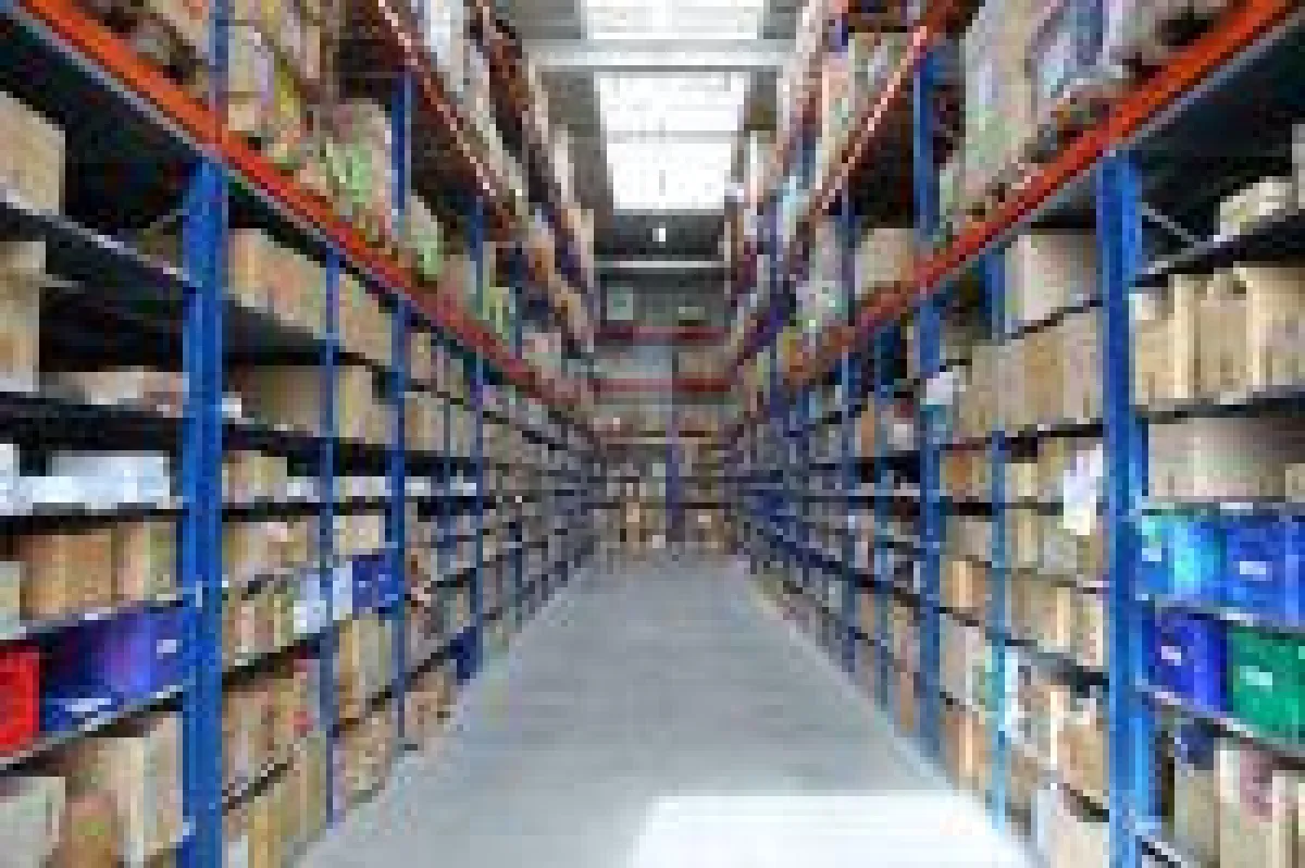 Die im laufenden Betrieb installierten Fachbodenregale sorgen für deutliche Lagerplatzverdichtung	Bildquelle: Kübler Sport GmbH