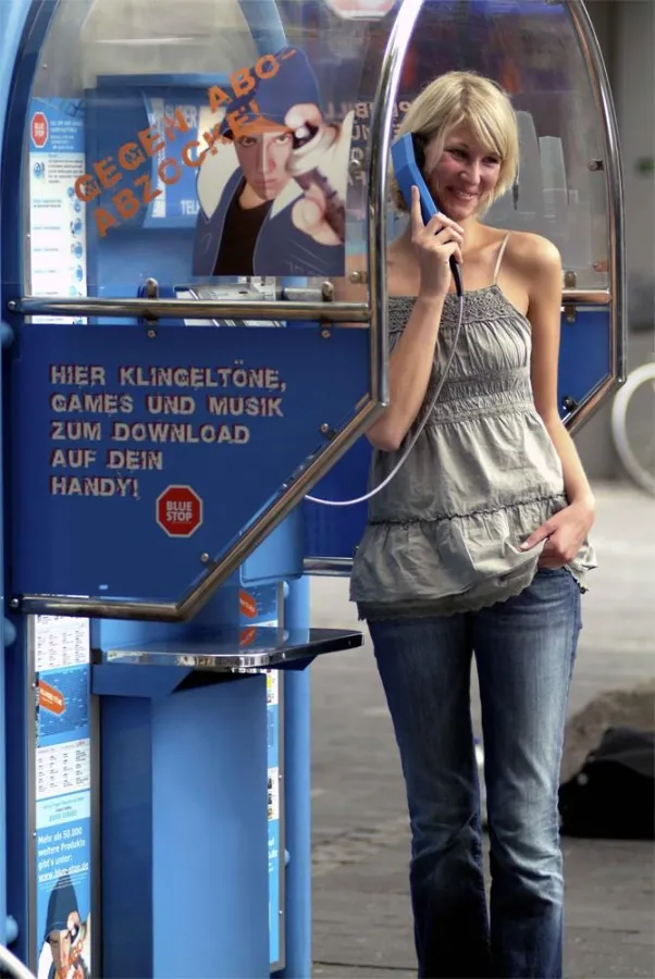 Klingeltöne und Musik fürs Handy gibt\'s ab jetzt an allen BLUE STOP-Telefonzellen einzeln und günstig für bare Münze.