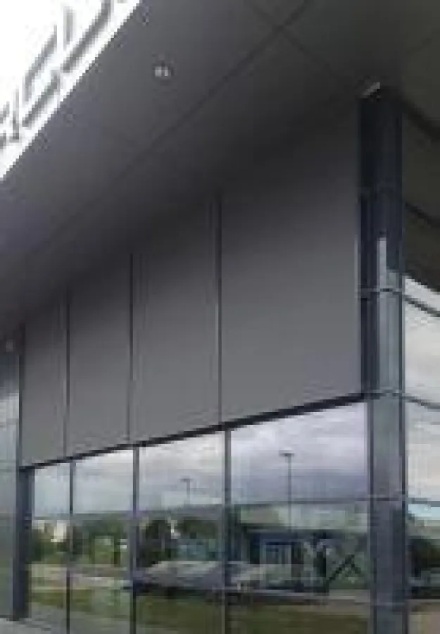 Im Ausstellungsbereich sorgen zehn easyZIP-Markisen für eine angenehme Arbeitsatmosphäre ohne Blendungen. Foto: Lameko