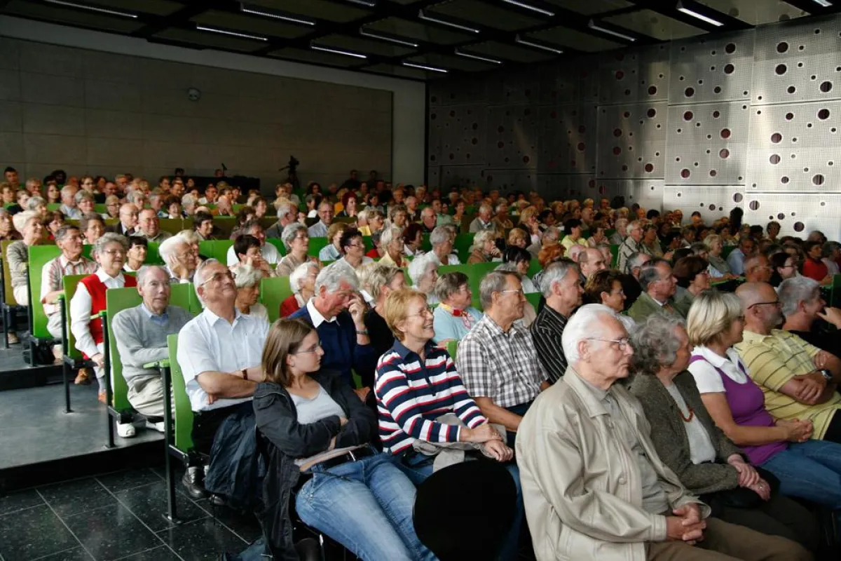 Gespannt lauschten die rund 280 Zuhörer den Ausführungen von Prof. Dr. Kristian Folta zum Thema „Die perfekte Illusion – Wie unser Gehirn lernt, die Wirklichkeit zu konstruieren“.