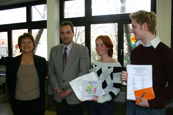 Erste Biomedizinische Assistenten wurden verabschiedet - Überbrückung der Wartezeiten auf einen Medizin-Studienplatz Bild: Erste Biomedizinische Assistenten wurden verabschiedet - Überbrückung der Wartezeiten auf einen Medizin-Studienplatz