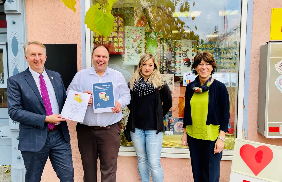 Über die Urkunde freuen sich: stell. Landrat Helmut Plenk,  Janos Metz, Elke Lang u. E. Pfeffer (© Wegmann)