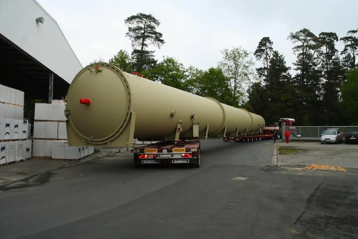 Anlieferung und Montage des neuen Härtekessels am PORIT - Standort Rodgau.