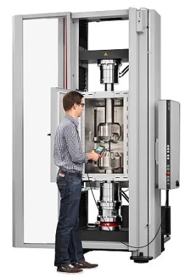 Bild: Composites - Eine Prüfmaschine für 115 Prüfnormen