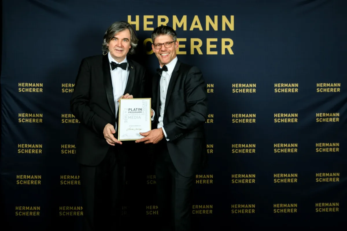 Markus Mersinger (rechts) nimmt den Platin-Award von Hermann Scherer entgegen (© C. Pörsch, N. Radic)