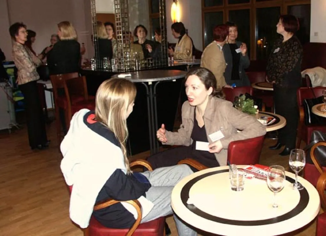 Intensives Networking beim Unternehmerinnenabend in Berlin. Foto: Z.Richter