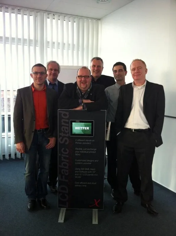 Peter Dombrowski (SDI) mit W.I.L.M.A. sowie Rednern und Teilnehmern der Digital Signage Roadshow
