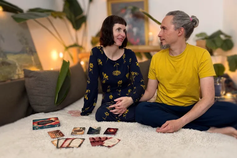 Bild: Krebs, Tinder, große Liebe: Ein Kartenspiel für Nähe bei Krankheit