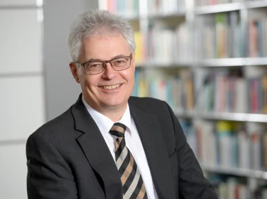 Prof. Dr. Eckhard Weidner Mitglied der Green Talents Jury Bild: Prof. Dr. Eckhard Weidner Mitglied der Green Talents Jury