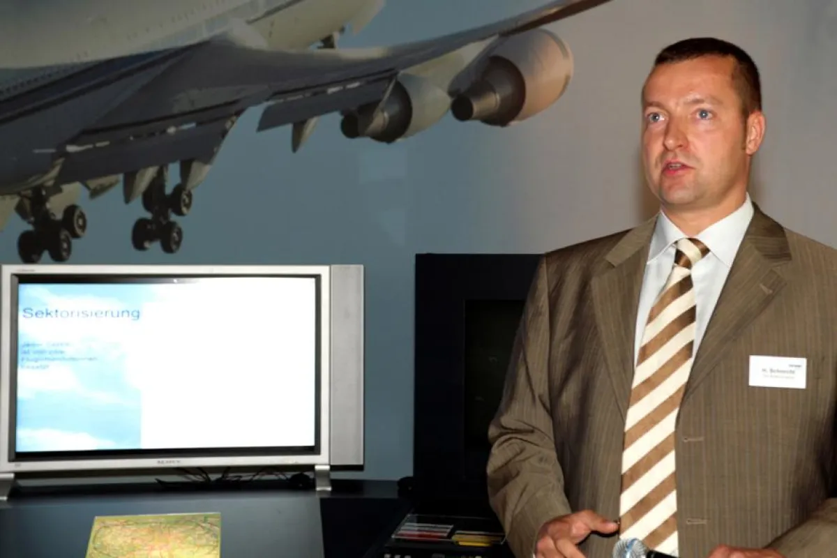 Hendrik Schorcht (TÜV NORD AVIATION) demonstriert die Analyse von An- und Abflugverfahren