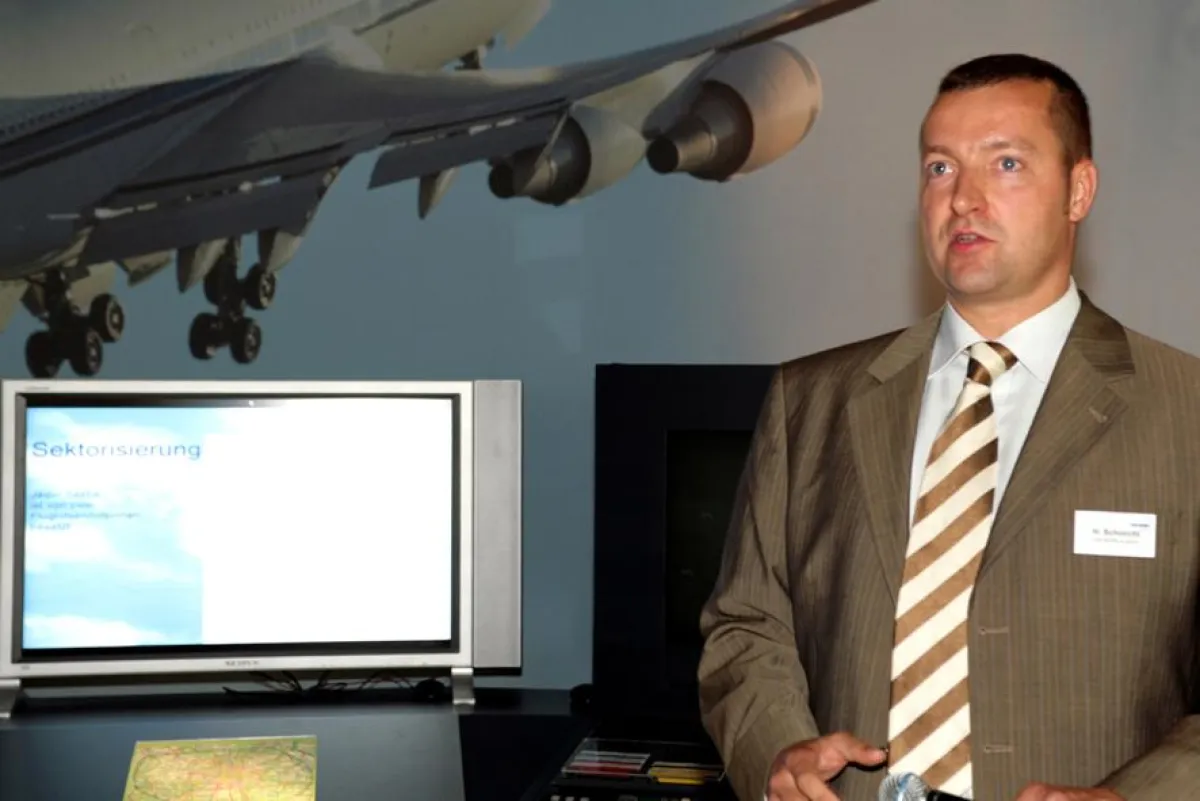 Hendrik Schorcht (TÜV NORD AVIATION) demonstriert die Analyse von An- und Abflugverfahren