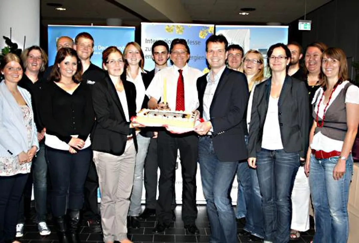 Das NCC-Team hat nach einem Jahr allen Grund, eine Geburtstagstorte anzuschneiden. Foto: Blume