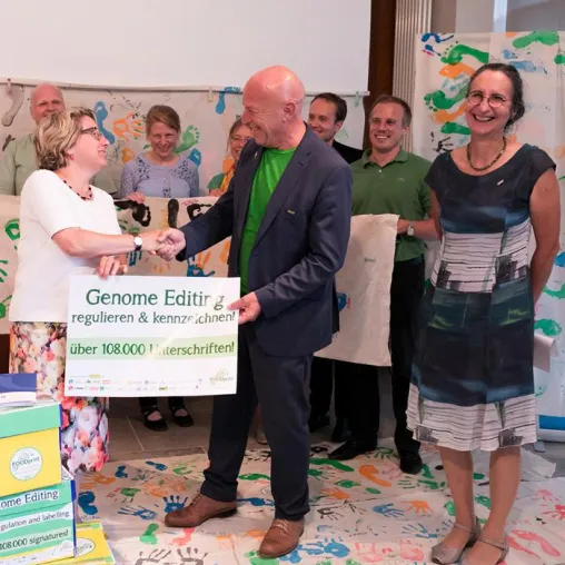 FOODprint fordert in Berlin: neue Gentechnik kennzeichnen - jetzt! Bündnis überreicht 108.000 Unterschriften Bild: FOODprint fordert in Berlin: neue Gentechnik kennzeichnen - jetzt! Bündnis überreicht 108.000 Unterschriften