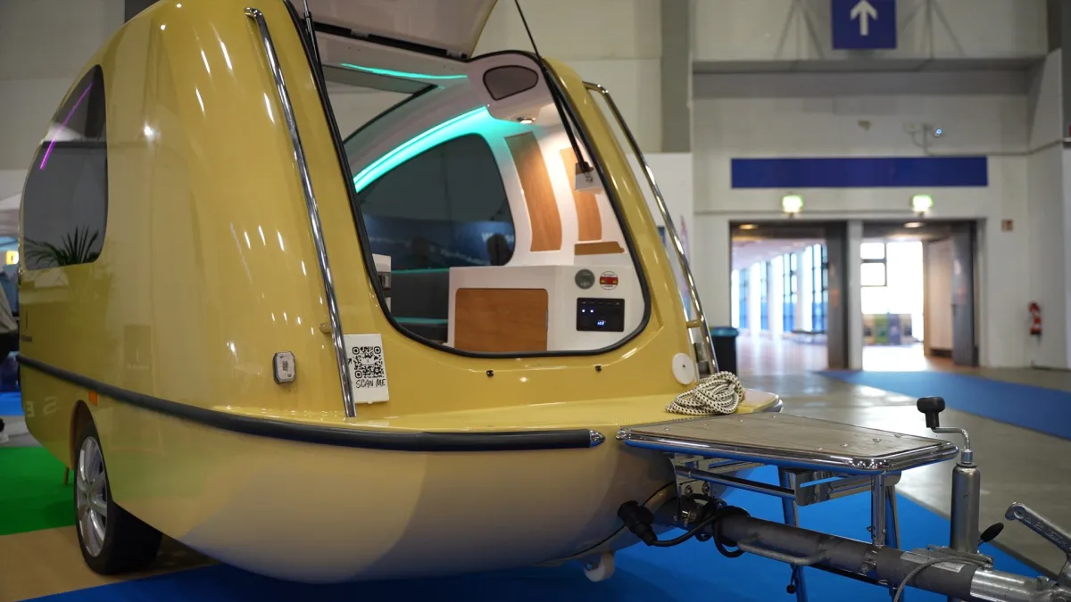 Hausboote und Tiny-Häuser auf der Boot & Fun 2025 in Berlin (© Messe.TV - Deutsche Messefilm & Medien GmbH)