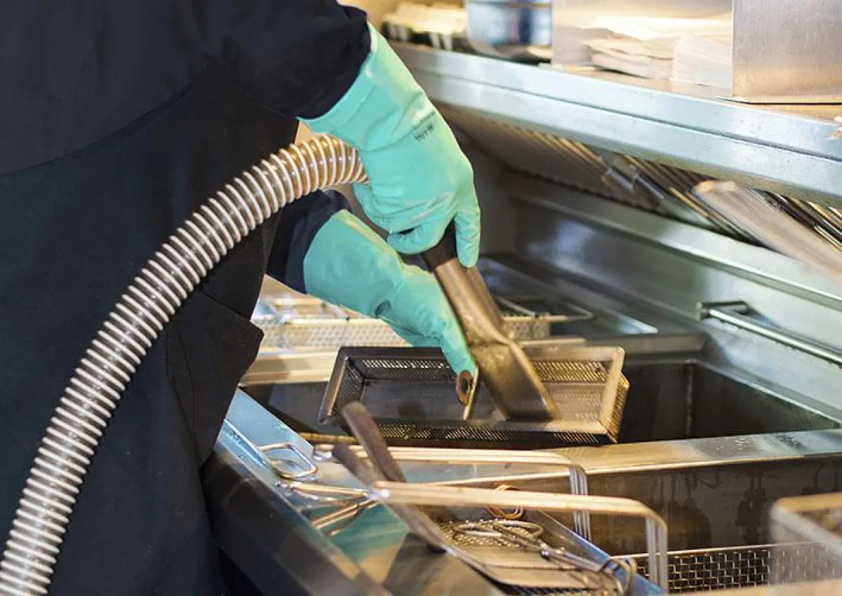 Fritteusen reinigen und Frittierfett filtern lassen durch die mobilen Fritteusenprofis von Filtafry