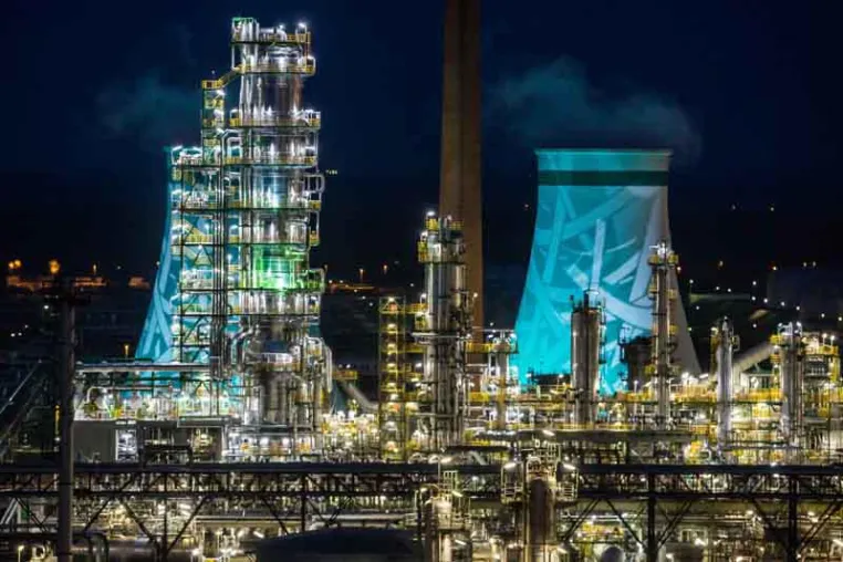 ROBE Equipment erleuchtet eine ganze Raffinerie Bild: ROBE Equipment erleuchtet eine ganze Raffinerie