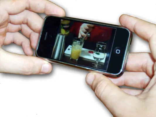 Bild: Cocktail-Tipps und -Tricks per Handy - Yalster und ViiF bringen Anleitungen zum Selber-Mixen direkt aufs Handy
