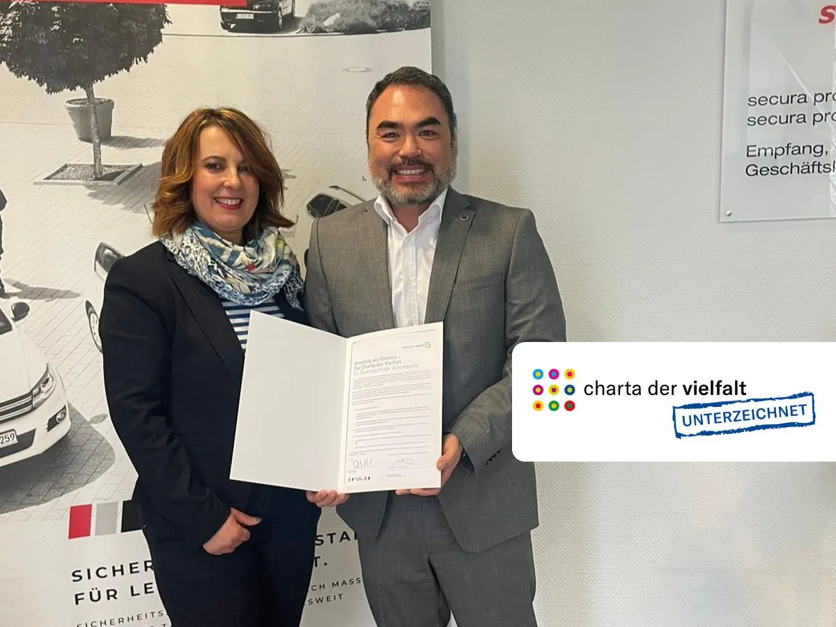 Patrick Pond, Inhaber von secura protect, mit Tanja Pond mit Charta der Vielfalt (© secura protect. Logo ist für Pressemitteilungen freigegeben.)