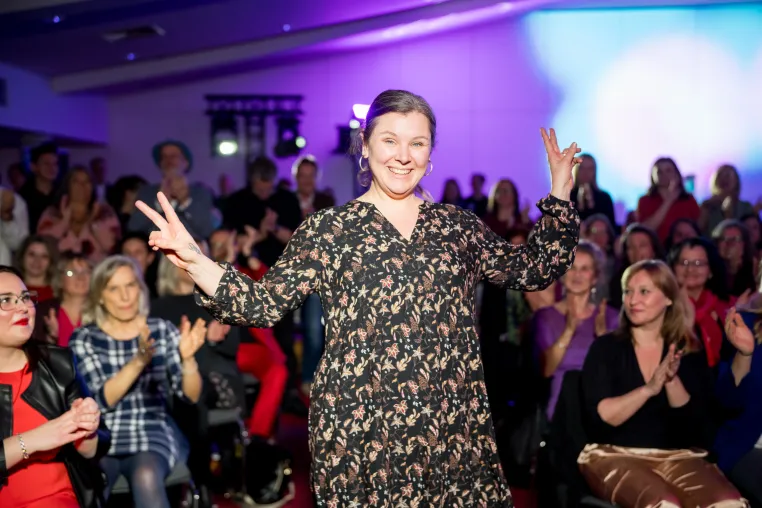 Bild: Erster Internationaler Speakerslam in Sachsen: Duvenstedterin begeistert das Publikum