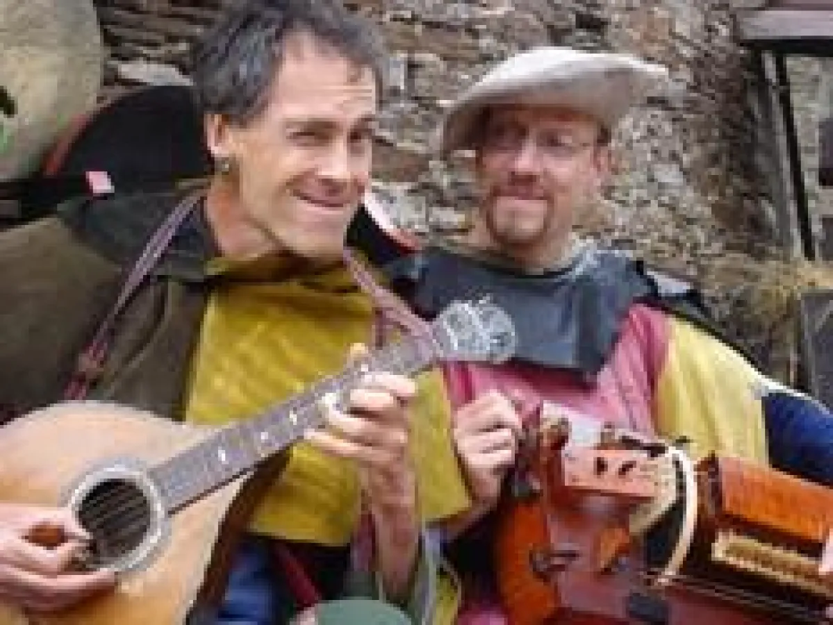 Mittelalterlich abenteuerliches Spielprogramm, Schaukampf und Live-Musik am Sonntag