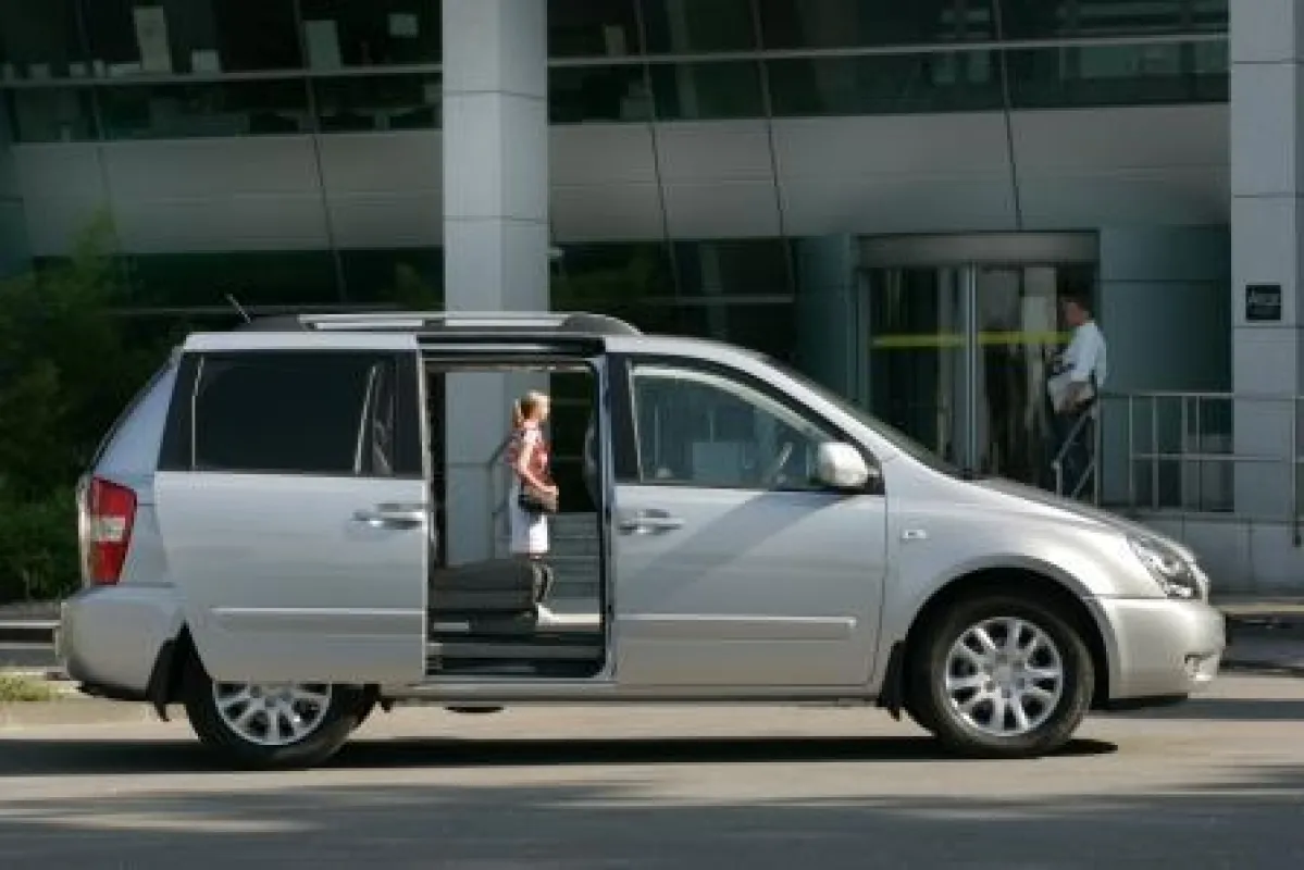 Der Kia Carnival ist geräumig, sehr vielseitig und Praktisch. Clevere Raumnutzungsdetails und eine umfangreiche Serienausstattung sorgen für Pluspunkte. Dem Ruf des billigen Schnäppchen-Asiaten entspr