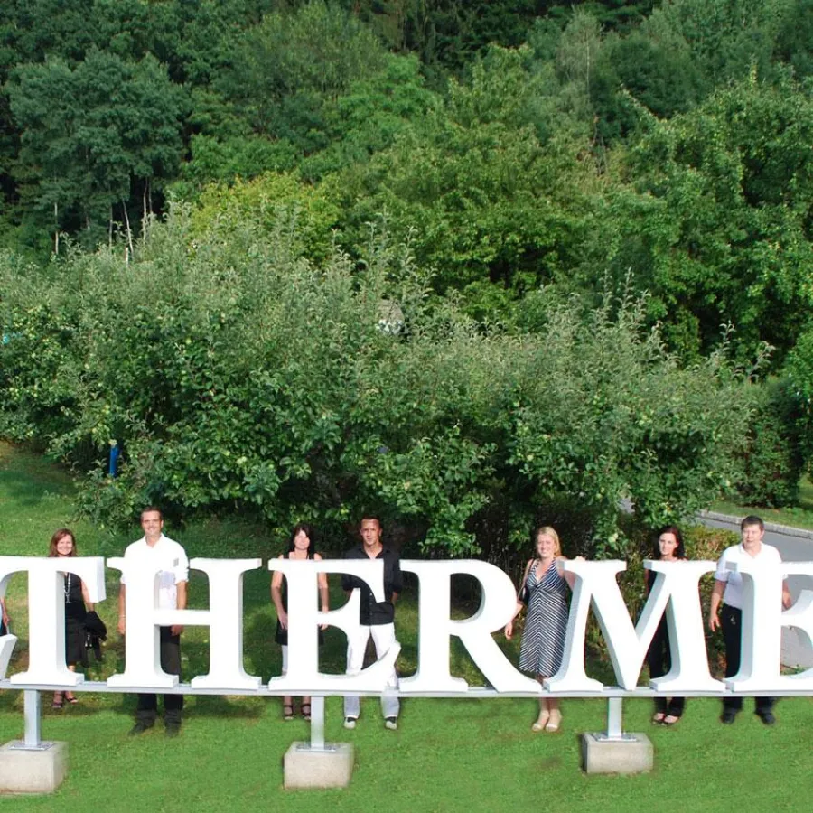Das Bereichsleiter-Team beim neugestalteten Vorplatz der Heiltherme