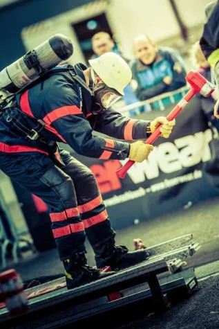 „Durch die Hände der Helden“ Bild: „Durch die Hände der Helden“