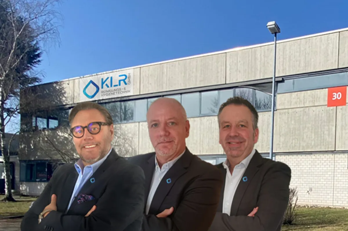Die Gründer H. Kringe, J. Litzmanski & G. Ritter (v.l.n.r.) vor dem Firmensitz in Heidenheim/Brenz (© KLR GMBH Reinigungs- & Hygienetechnik)