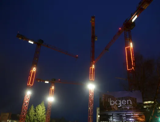 Bild: Münchens größter Adventskranz: Baustelle „DER bogen“ bringt Weihnachtsstimmung in die Bayernmetropole