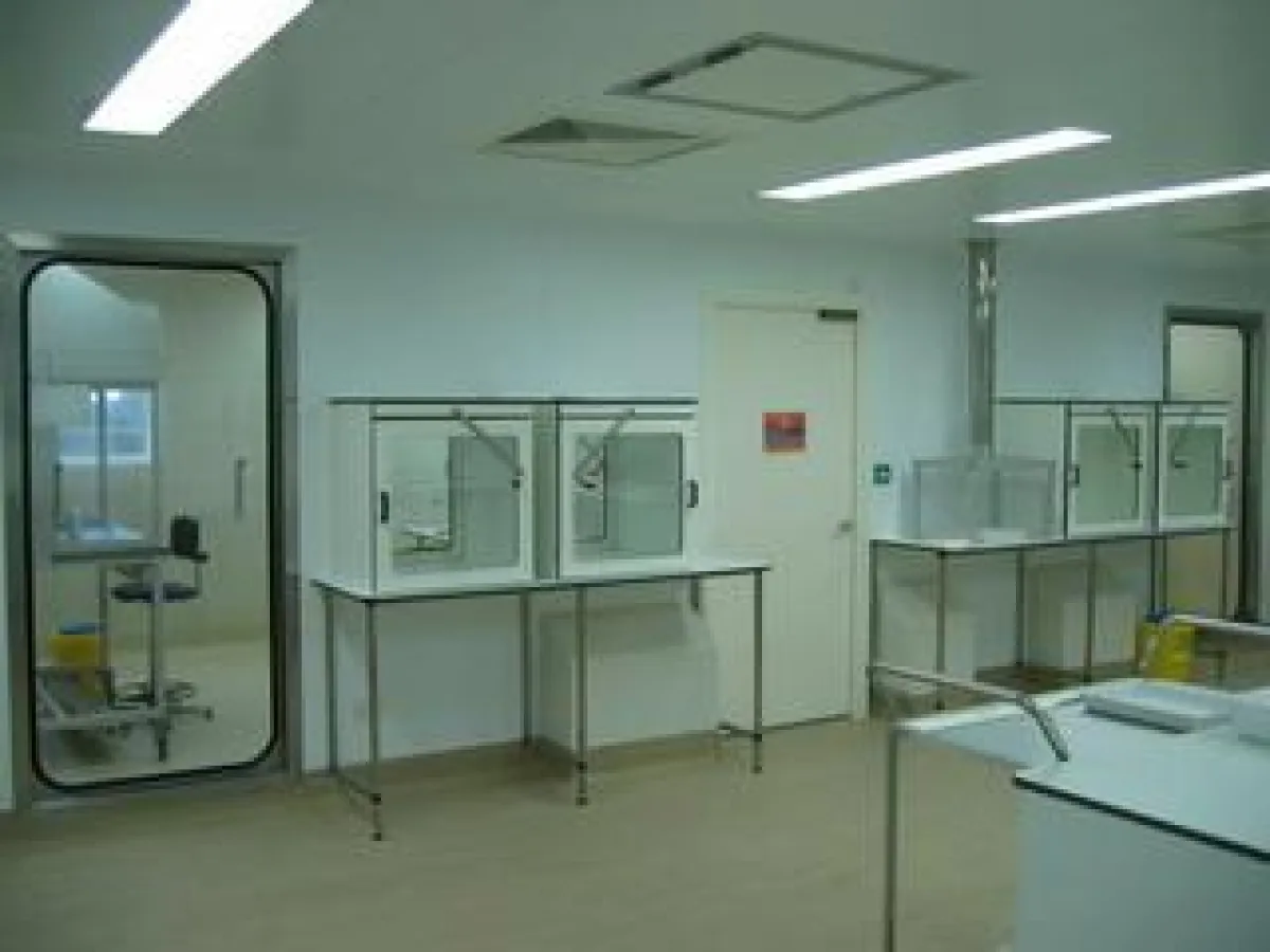 Innenansicht eines modularen Reinraums (EU-GMP Klasse C)