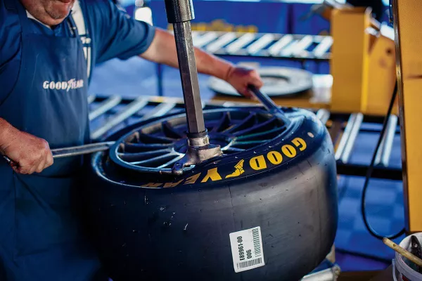 Bild: DAMM & BIERBAUM und Goodyear Dunlop Tires Germany geben ab sofort gemeinsam Gas