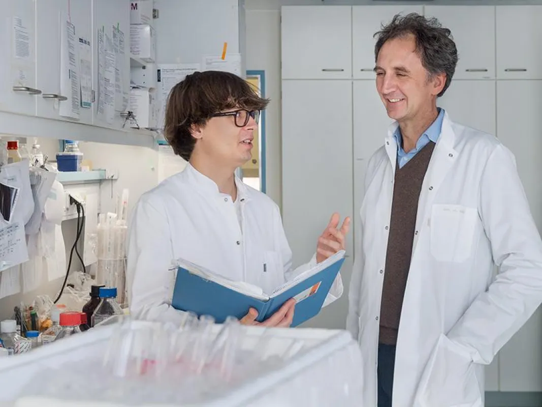 Prof. Jürgen Ruland (rechts) und Dr. Tim Wartewig haben mit ihrer neuen Studie einen neuen Ansatzpunkt für Therapien gegen Lymphdrüsenkrebs gefunden. (Andreas Heddergott / Technische Universität Münch