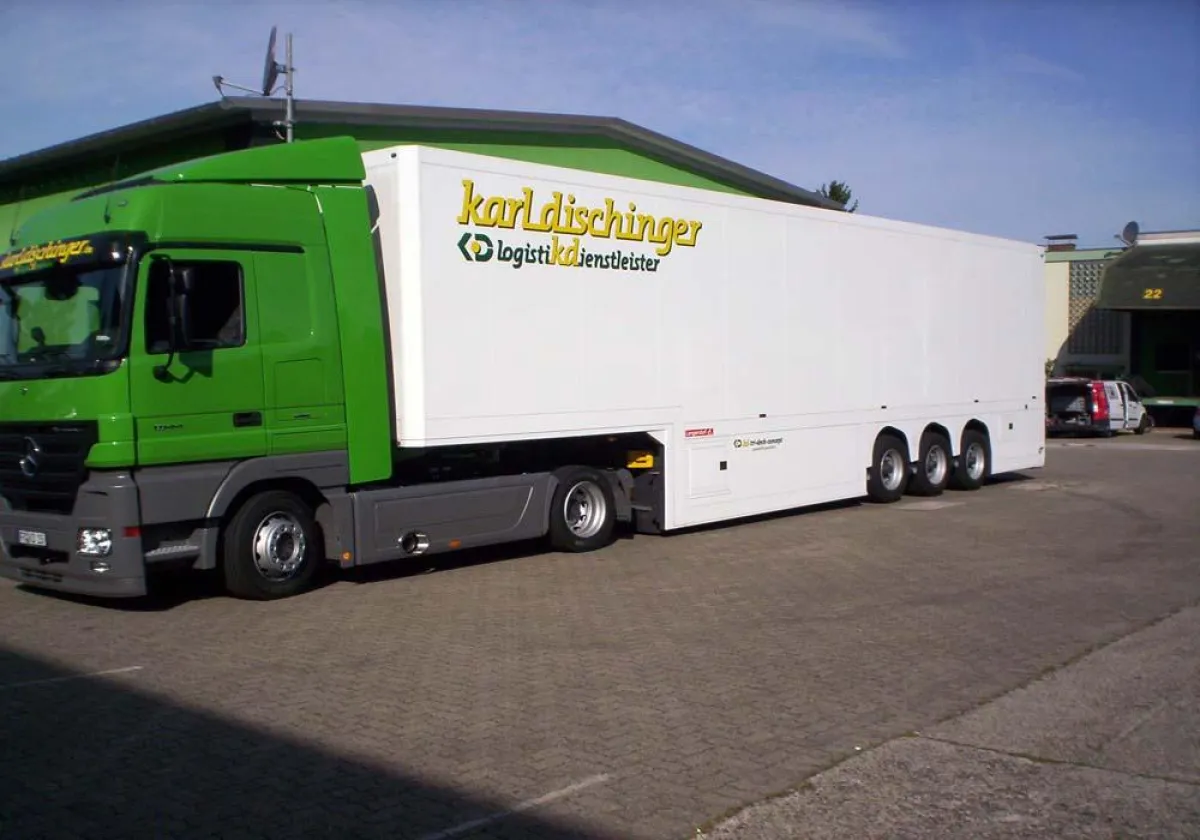 Der neu entwickelte kd-tri-deck-Auflieger der karldischinger logistikdienstleister gmbh bietet Automobilzulieferern hohe Einsparpotenziale