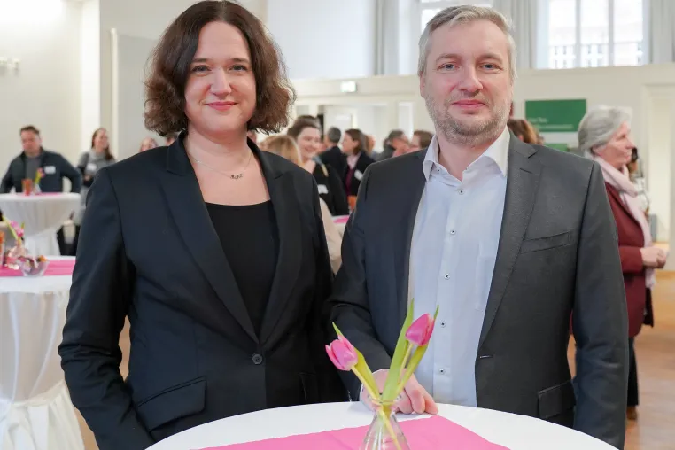 Bild: Das An-Institut IKPE bringt Expertise zur kommunalen Armutsprävention in den Ausschuss des Nationalen Aktionsplans ein.