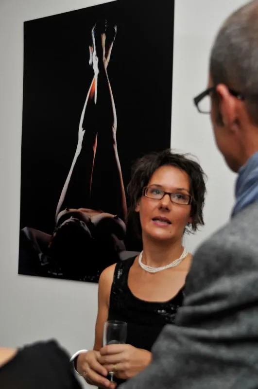 Künstlerin Cécile Koch vor ihrem Werk Körper_16