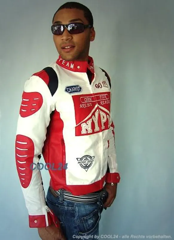 Bikerjacken wie diese NYPD-Nylonbiker sind extrem angesagt.