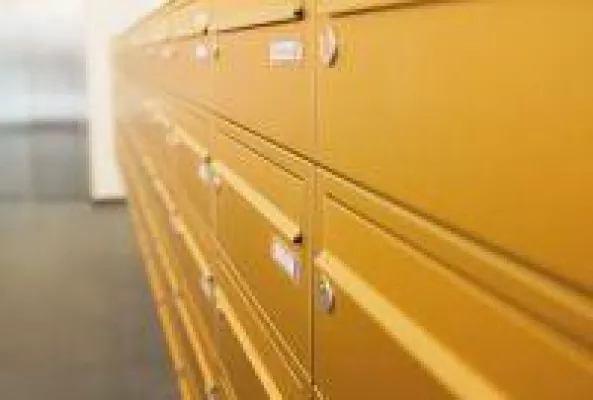 Bild: Golden glänzende Briefkastenanlagen
