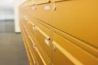 Bild: Golden glänzende Briefkastenanlagen
