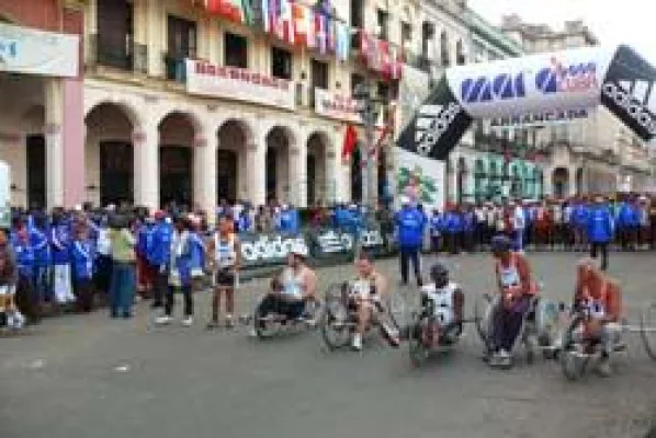 Bild: Begeisterte Marathon-Läufer erleben Kuba